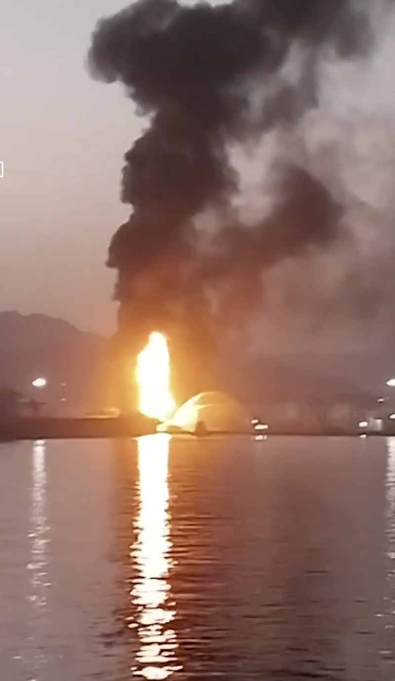 Kebakaran terjadi di zona industri minyak utama di Fujairah, Uni Emirat Arab, pada tanggal 4 Mei. (Tangkapan Layar)