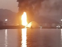 Kebakaran terjadi di zona industri minyak utama di Fujairah, Uni Emirat Arab, pada tanggal 4 Mei. (Tangkapan Layar)