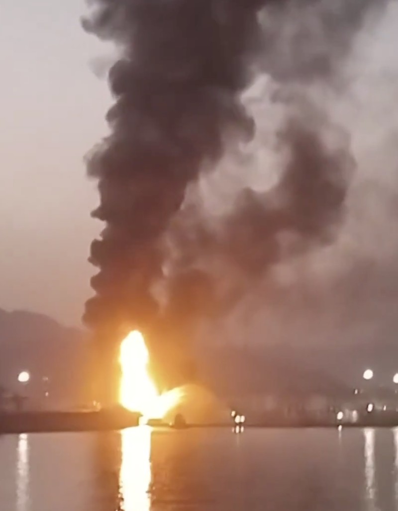 Kebakaran terjadi di zona industri minyak utama di Fujairah, Uni Emirat Arab, pada tanggal 4 Mei. (Tangkapan Layar)