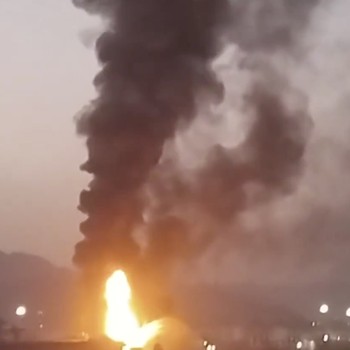 Kebakaran terjadi di zona industri minyak utama di Fujairah, Uni Emirat Arab, pada tanggal 4 Mei. (Tangkapan Layar)