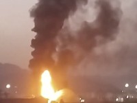 Kebakaran terjadi di zona industri minyak utama di Fujairah, Uni Emirat Arab, pada tanggal 4 Mei. (Tangkapan Layar)