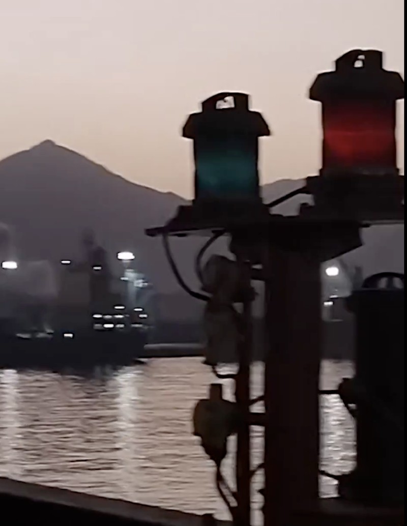 Kebakaran terjadi di zona industri minyak utama di Fujairah, Uni Emirat Arab, pada tanggal 4 Mei. (Tangkapan Layar)
