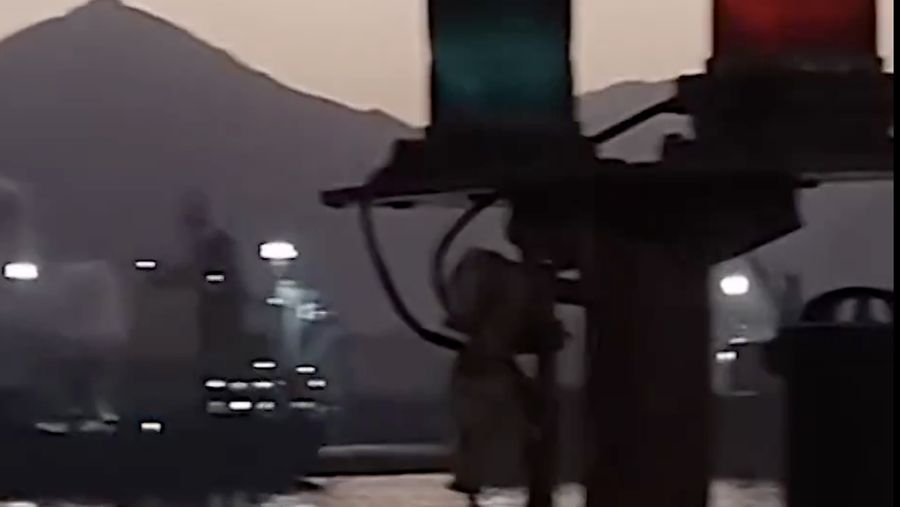 Kebakaran terjadi di zona industri minyak utama di Fujairah, Uni Emirat Arab, pada tanggal 4 Mei. (Tangkapan Layar)