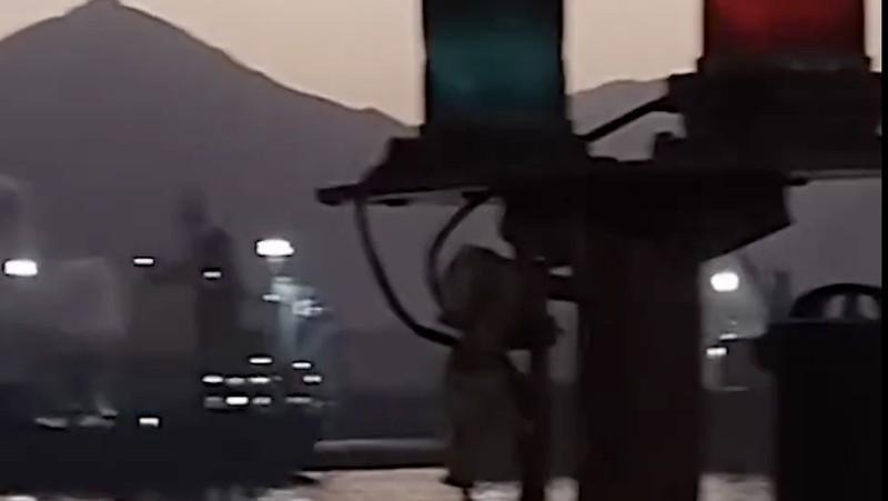 Kebakaran terjadi di zona industri minyak utama di Fujairah, Uni Emirat Arab, pada tanggal 4 Mei. (Tangkapan Layar)