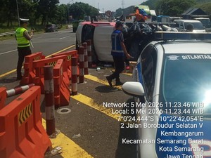 Pikap Muat Motor Baru Terguling Diseruduk Truk di Tol Manyaran Semarang