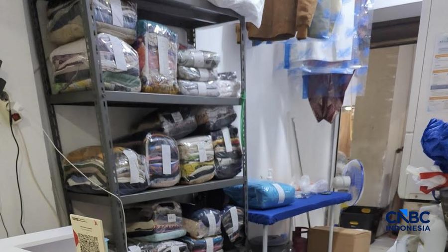 Kenaikan harga bahan baku plastik sudah mulai berdampak ke usaha dan jasa pencucian pakaian atau laundry, di mana harga plastik yang makin mahal membuat toko laundry terpaksa menaikkan harga jasa. (CNBC Indonesia/Chandra Dwi Pranata)