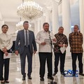 (Kiri-Kanan) Ketua Dewan Komisioner Otoritas Jasa Keuangan (OJK), Friderica Widyasari, Menteri Keuangan, Purbaya Yudhi Sadewa, Menko Perekonomian, Airlangga Hartarto, Gubernur Bank Indonesia, Perry Warjiyo, dan Ketua Dewan Komisioner Lembaga Penjamin