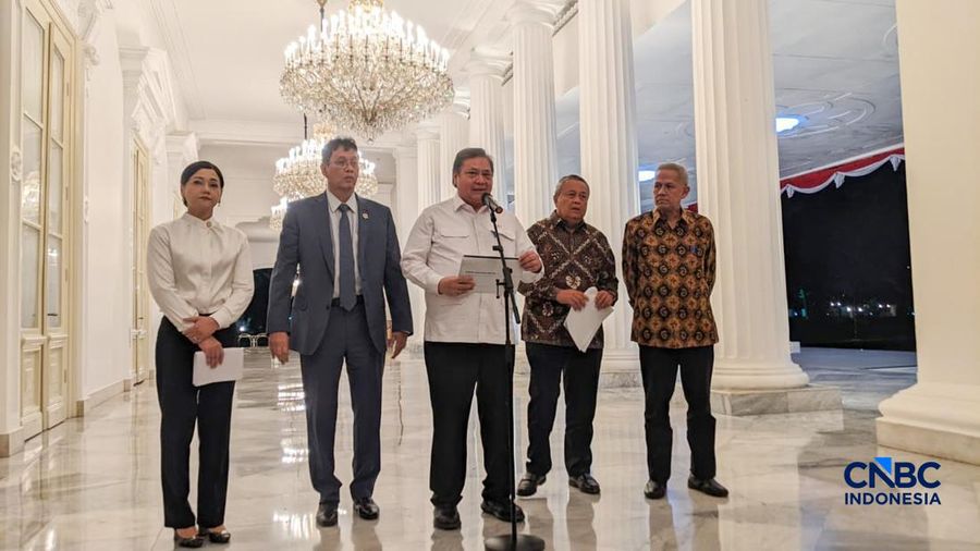 (Kiri-Kanan) Ketua Dewan Komisioner Otoritas Jasa Keuangan (OJK), Friderica Widyasari, Menteri Keuangan, Purbaya Yudhi Sadewa, Menko Perekonomian, Airlangga Hartarto, Gubernur Bank Indonesia, Perry Warjiyo, dan Ketua Dewan Komisioner Lembaga Penjamin