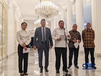 (Kiri-Kanan) Ketua Dewan Komisioner Otoritas Jasa Keuangan (OJK), Friderica Widyasari, Menteri Keuangan, Purbaya Yudhi Sadewa, Menko Perekonomian, Airlangga Hartarto, Gubernur Bank Indonesia, Perry Warjiyo, dan Ketua Dewan Komisioner Lembaga Penjamin