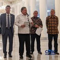 (Kiri-Kanan) Ketua Dewan Komisioner Otoritas Jasa Keuangan (OJK), Friderica Widyasari, Menteri Keuangan, Purbaya Yudhi Sadewa, Menko Perekonomian, Airlangga Hartarto, Gubernur Bank Indonesia, Perry Warjiyo, dan Ketua Dewan Komisioner Lembaga Penjamin