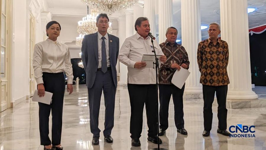 (Kiri-Kanan) Ketua Dewan Komisioner Otoritas Jasa Keuangan (OJK), Friderica Widyasari, Menteri Keuangan, Purbaya Yudhi Sadewa, Menko Perekonomian, Airlangga Hartarto, Gubernur Bank Indonesia, Perry Warjiyo, dan Ketua Dewan Komisioner Lembaga Penjamin