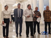 (Kiri-Kanan) Ketua Dewan Komisioner Otoritas Jasa Keuangan (OJK), Friderica Widyasari, Menteri Keuangan, Purbaya Yudhi Sadewa, Menko Perekonomian, Airlangga Hartarto, Gubernur Bank Indonesia, Perry Warjiyo, dan Ketua Dewan Komisioner Lembaga Penjamin