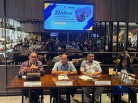 (kiri ke kanan): Wakil Ketua Asosiasi Industri Olefin Aromatik dan Plastik Indonesia (INAPLAS), Ketua Umum Inaplas Suhat Miyarso, Sekretaris Jenderal Inaplas Fajar AD Budiyono dalam dalam diskusi Forum Wartawan Industri (Forwin) di Jakarta, Selasa (5