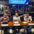 (kiri ke kanan): Wakil Ketua Asosiasi Industri Olefin Aromatik dan Plastik Indonesia (INAPLAS), Ketua Umum Inaplas Suhat Miyarso, Sekretaris Jenderal Inaplas Fajar AD Budiyono dalam dalam diskusi Forum Wartawan Industri (Forwin) di Jakarta, Selasa (5