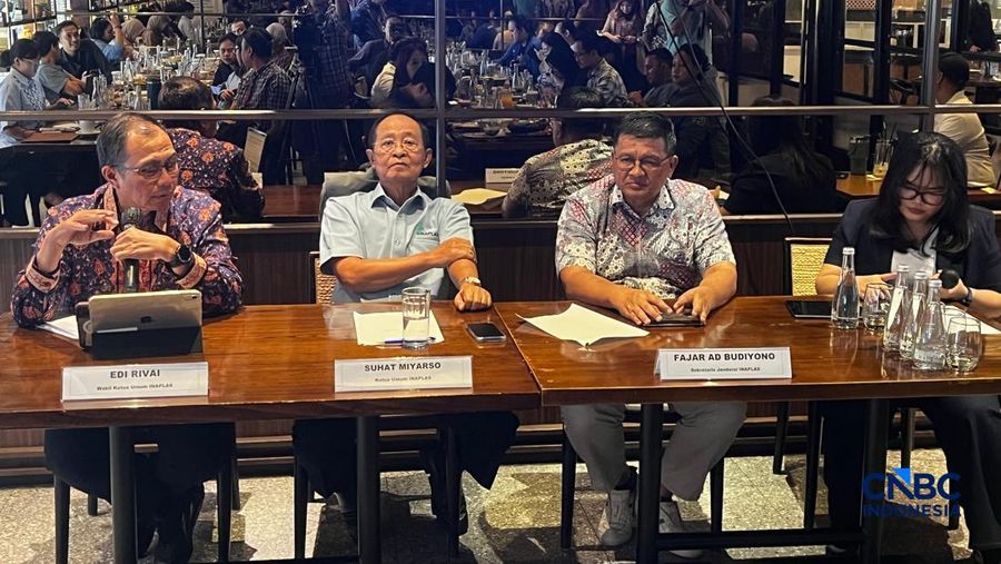 (kiri ke kanan): Wakil Ketua Asosiasi Industri Olefin Aromatik dan Plastik Indonesia (INAPLAS), Ketua Umum Inaplas Suhat Miyarso, Sekretaris Jenderal Inaplas Fajar AD Budiyono dalam dalam diskusi Forum Wartawan Industri (Forwin) di Jakarta, Selasa (5