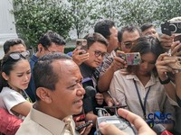 Menteri ESDM, Bahlil Lahadalia saat menyampaikan keterangan pers di Istana Negara, Jakarta, Selasa (5/5/2026). (CNBC Indonesia/Emir Yanwardhana)