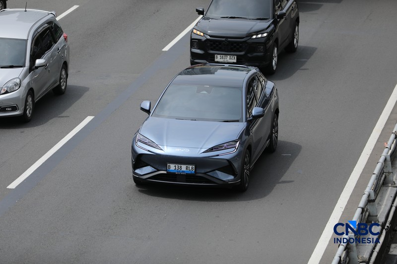 Mobil listrik melewati ruas jalan Jakarta saat jam sibuk, Selasa (5/5/2026). Mobil listrik dinilai bakal menjadi kendaraan yang tepat untuk dikendarai di dalam kota seperti Jakarta yang selalu memiliki mobilitas padat setiap harinya. (CNBC Indonesia/Tri Susilo)