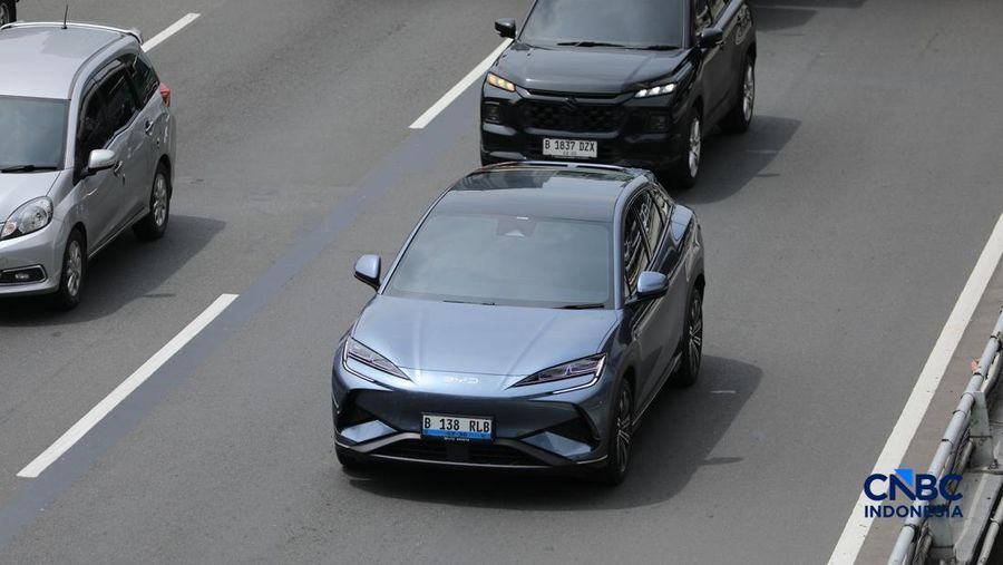 Mobil listrik melewati ruas jalan Jakarta saat jam sibuk, Selasa (5/5/2026). Mobil listrik dinilai bakal menjadi kendaraan yang tepat untuk dikendarai di dalam kota seperti Jakarta yang selalu memiliki mobilitas padat setiap harinya. (CNBC Indonesia/