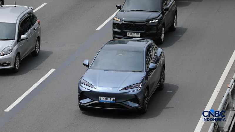 Mobil listrik melewati ruas jalan Jakarta saat jam sibuk, Selasa (5/5/2026). Mobil listrik dinilai bakal menjadi kendaraan yang tepat untuk dikendarai di dalam kota seperti Jakarta yang selalu memiliki mobilitas padat setiap harinya. (CNBC Indonesia/