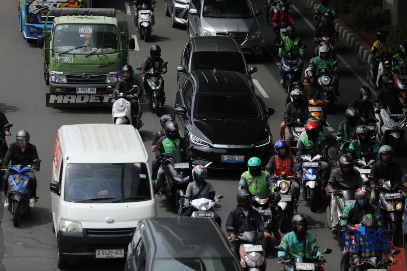 Mobil listrik melewati ruas jalan Jakarta saat jam sibuk, Selasa (5/5/2026). Mobil listrik dinilai bakal menjadi kendaraan yang tepat untuk dikendarai di dalam kota seperti Jakarta yang selalu memiliki mobilitas padat setiap harinya. (CNBC Indonesia/Tri Susilo)