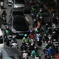 Mobil listrik melewati ruas jalan Jakarta saat jam sibuk, Selasa (5/5/2026). Mobil listrik dinilai bakal menjadi kendaraan yang tepat untuk dikendarai di dalam kota seperti Jakarta yang selalu memiliki mobilitas padat setiap harinya. (CNBC Indonesia/