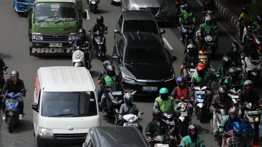 Mobil listrik melewati ruas jalan Jakarta saat jam sibuk, Selasa (5/5/2026). Mobil listrik dinilai bakal menjadi kendaraan yang tepat untuk dikendarai di dalam kota seperti Jakarta yang selalu memiliki mobilitas padat setiap harinya. (CNBC Indonesia/