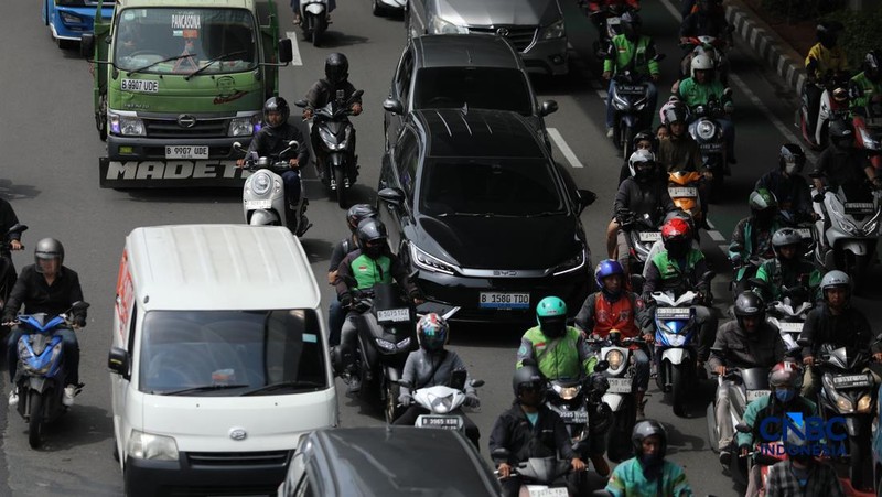 Mobil listrik melewati ruas jalan Jakarta saat jam sibuk, Selasa (5/5/2026). Mobil listrik dinilai bakal menjadi kendaraan yang tepat untuk dikendarai di dalam kota seperti Jakarta yang selalu memiliki mobilitas padat setiap harinya. (CNBC Indonesia/