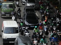 Mobil listrik melewati ruas jalan Jakarta saat jam sibuk, Selasa (5/5/2026). Mobil listrik dinilai bakal menjadi kendaraan yang tepat untuk dikendarai di dalam kota seperti Jakarta yang selalu memiliki mobilitas padat setiap harinya. (CNBC Indonesia/