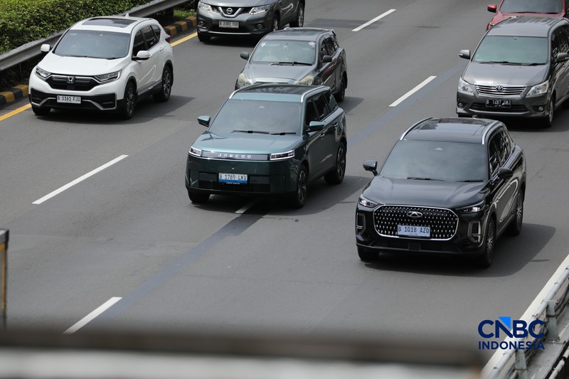 Mobil listrik melewati ruas jalan Jakarta saat jam sibuk, Selasa (5/5/2026). Mobil listrik dinilai bakal menjadi kendaraan yang tepat untuk dikendarai di dalam kota seperti Jakarta yang selalu memiliki mobilitas padat setiap harinya. (CNBC Indonesia/Tri Susilo)