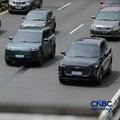 Mobil listrik melewati ruas jalan Jakarta saat jam sibuk, Selasa (5/5/2026). Mobil listrik dinilai bakal menjadi kendaraan yang tepat untuk dikendarai di dalam kota seperti Jakarta yang selalu memiliki mobilitas padat setiap harinya. (CNBC Indonesia/