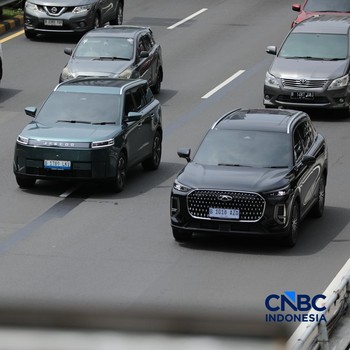 Mobil listrik melewati ruas jalan Jakarta saat jam sibuk, Selasa (5/5/2026). Mobil listrik dinilai bakal menjadi kendaraan yang tepat untuk dikendarai di dalam kota seperti Jakarta yang selalu memiliki mobilitas padat setiap harinya. (CNBC Indonesia/