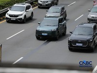 Mobil listrik melewati ruas jalan Jakarta saat jam sibuk, Selasa (5/5/2026). Mobil listrik dinilai bakal menjadi kendaraan yang tepat untuk dikendarai di dalam kota seperti Jakarta yang selalu memiliki mobilitas padat setiap harinya. (CNBC Indonesia/