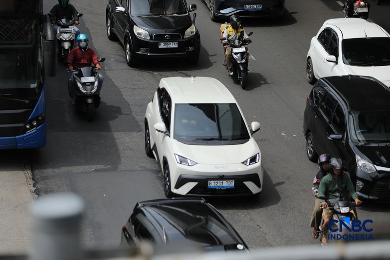 Mobil listrik melewati ruas jalan Jakarta saat jam sibuk, Selasa (5/5/2026). Mobil listrik dinilai bakal menjadi kendaraan yang tepat untuk dikendarai di dalam kota seperti Jakarta yang selalu memiliki mobilitas padat setiap harinya. (CNBC Indonesia/Tri Susilo)
