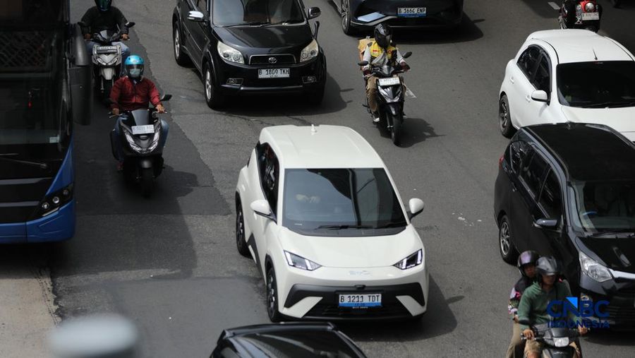 Mobil listrik melewati ruas jalan Jakarta saat jam sibuk, Selasa (5/5/2026). Mobil listrik dinilai bakal menjadi kendaraan yang tepat untuk dikendarai di dalam kota seperti Jakarta yang selalu memiliki mobilitas padat setiap harinya. (CNBC Indonesia/