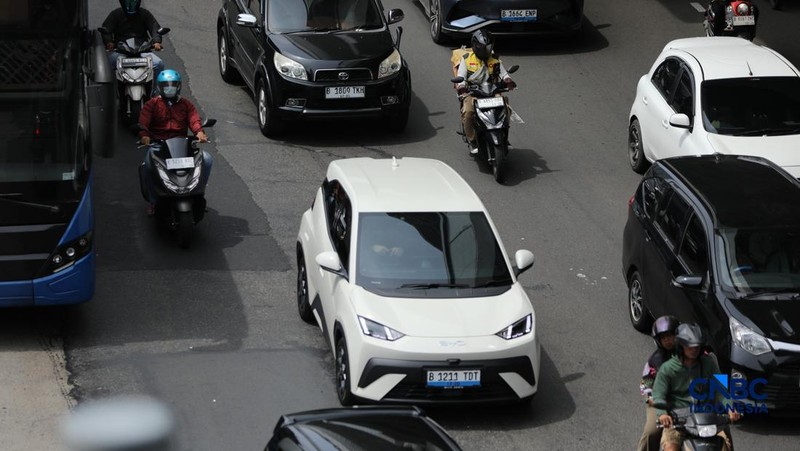 Mobil listrik melewati ruas jalan Jakarta saat jam sibuk, Selasa (5/5/2026). Mobil listrik dinilai bakal menjadi kendaraan yang tepat untuk dikendarai di dalam kota seperti Jakarta yang selalu memiliki mobilitas padat setiap harinya. (CNBC Indonesia/