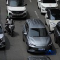 Mobil listrik melewati ruas jalan Jakarta saat jam sibuk, Selasa (5/5/2026). Mobil listrik dinilai bakal menjadi kendaraan yang tepat untuk dikendarai di dalam kota seperti Jakarta yang selalu memiliki mobilitas padat setiap harinya. (CNBC Indonesia/