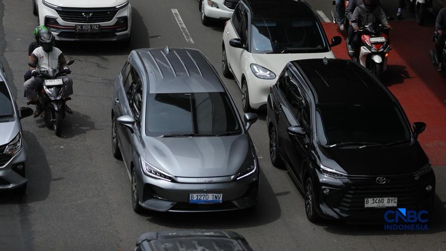 Mobil listrik melewati ruas jalan Jakarta saat jam sibuk, Selasa (5/5/2026). Mobil listrik dinilai bakal menjadi kendaraan yang tepat untuk dikendarai di dalam kota seperti Jakarta yang selalu memiliki mobilitas padat setiap harinya. (CNBC Indonesia/