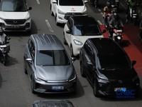 Mobil listrik melewati ruas jalan Jakarta saat jam sibuk, Selasa (5/5/2026). Mobil listrik dinilai bakal menjadi kendaraan yang tepat untuk dikendarai di dalam kota seperti Jakarta yang selalu memiliki mobilitas padat setiap harinya. (CNBC Indonesia/