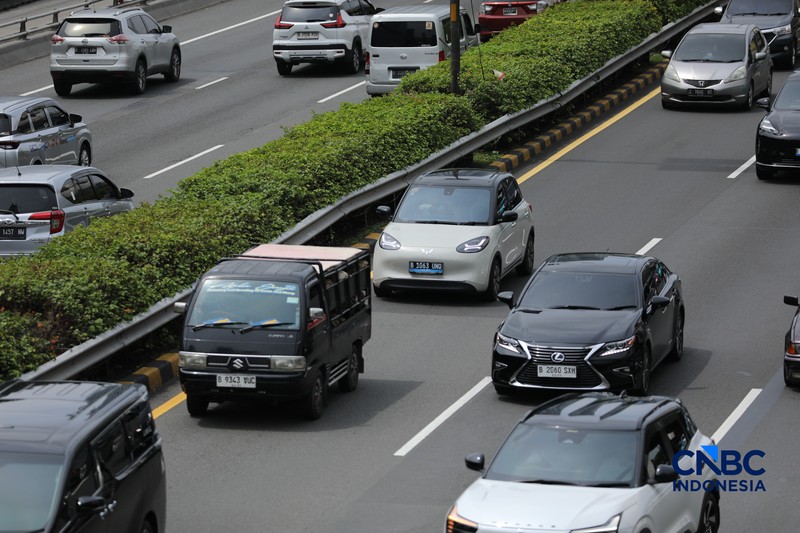 Mobil listrik melewati ruas jalan Jakarta saat jam sibuk, Selasa (5/5/2026). Mobil listrik dinilai bakal menjadi kendaraan yang tepat untuk dikendarai di dalam kota seperti Jakarta yang selalu memiliki mobilitas padat setiap harinya. (CNBC Indonesia/Tri Susilo)