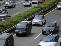 Mobil listrik melewati ruas jalan Jakarta saat jam sibuk, Selasa (5/5/2026). Mobil listrik dinilai bakal menjadi kendaraan yang tepat untuk dikendarai di dalam kota seperti Jakarta yang selalu memiliki mobilitas padat setiap harinya. (CNBC Indonesia/