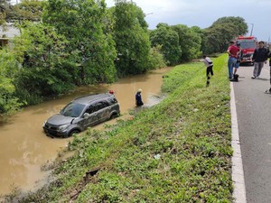 Nyari Kartu Tol Sambil Nyetir, Pengemudi Mobil Nyemplung Kali di Soetta