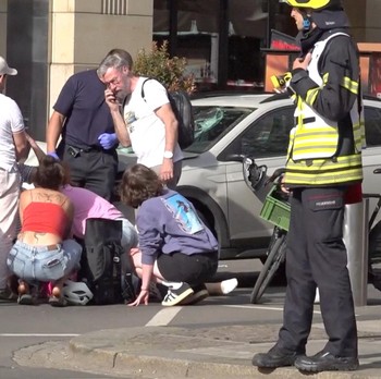 Orang-orang berkumpul setelah sebuah mobil menabrak kerumunan, di Leipzig, Jerman, 4 Mei 2026, dalam cuplikan layar yang diambil dari video yang dibagikan. (NEWS 5/Handout via REUTERS)