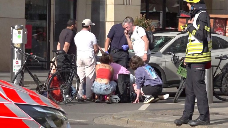 Orang-orang berkumpul setelah sebuah mobil menabrak kerumunan, di Leipzig, Jerman, 4 Mei 2026, dalam cuplikan layar yang diambil dari video yang dibagikan.