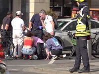 Orang-orang berkumpul setelah sebuah mobil menabrak kerumunan, di Leipzig, Jerman, 4 Mei 2026, dalam cuplikan layar yang diambil dari video yang dibagikan. (NEWS 5/Handout via REUTERS)