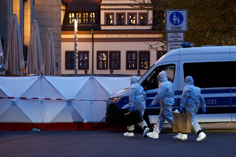 Petugas polisi memeriksa lokasi kejadian setelah insiden mematikan di mana sebuah mobil menabrak sekelompok orang, di Leipzig, Jerman, 5 Mei 2026. (REUTERS/Axel Schmidt)