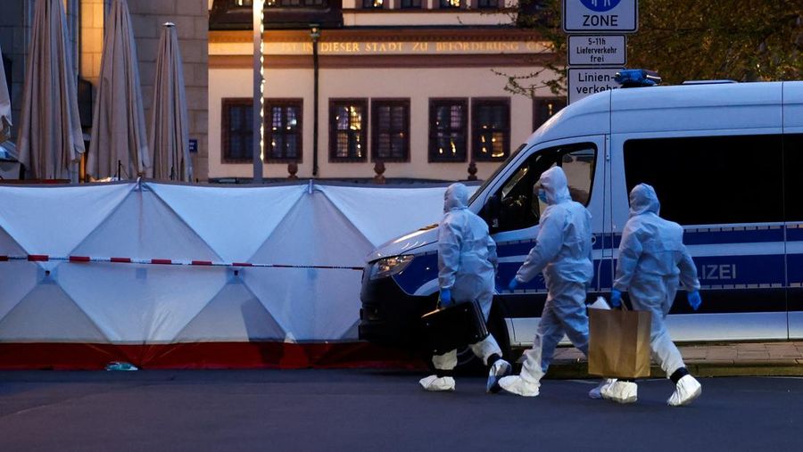 Para anggota tim forensik bekerja di lokasi kejadian di mana sebuah mobil menabrak sekelompok orang, di Leipzig, Jerman, 4 Mei 2026.