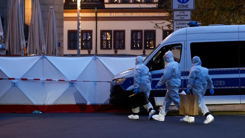 Para anggota tim forensik bekerja di lokasi kejadian di mana sebuah mobil menabrak sekelompok orang, di Leipzig, Jerman, 4 Mei 2026.