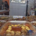 Pedagang Warung Tegal (Warteg) memajang masakannya ditengah harga plastik mengalami kenaikan di Jakarta, Selasa (5/5/2026). (CNBC Indonesia/Chandra Dwi Pranata)