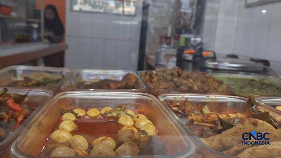 Pedagang Warung Tegal (Warteg) memajang masakannya ditengah harga plastik mengalami kenaikan di Jakarta, Selasa (5/5/2026). (CNBC Indonesia/Chandra Dwi Pranata)