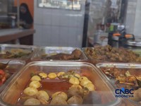 Pedagang Warung Tegal (Warteg) memajang masakannya ditengah harga plastik mengalami kenaikan di Jakarta, Selasa (5/5/2026). (CNBC Indonesia/Chandra Dwi Pranata)